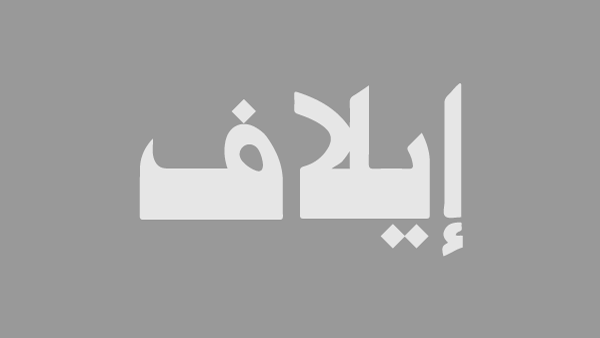 عناصر من الجيش السوري في دير حافر بعد انسحاب قوات سوريا الديمقراطية (قسد)، يقفون على ظهر دبابة ويحملون العلم السوري ذو النجوم الحمراء الثلاثة وحولهم حشد من الناس. - EPA